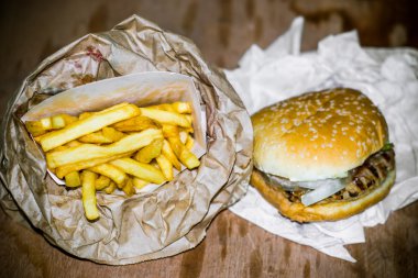 Çizburger ile etli sığır eti taze buns üzerinde