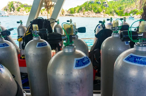 Scuba diving lucht tank op boot — Stockfoto