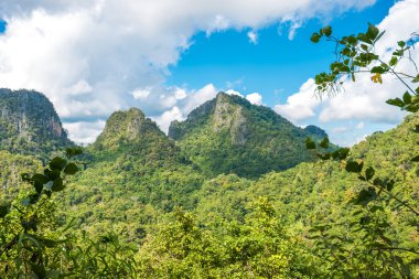 Güzel yeşil dağlar tepeler ve bulutlu mavi gökyüzü