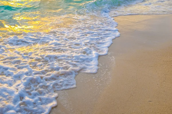 Песок и море с солнечным светом — стоковое фото