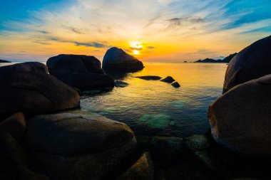 Gündoğumunda tropik plaj