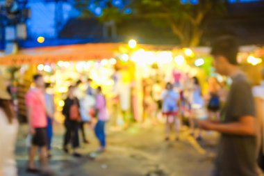 İnsanlar adil markette alışveriş bulanık görüntü