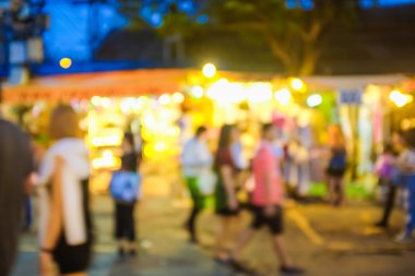 İnsanlar gece markette alışveriş arka plan bulanık