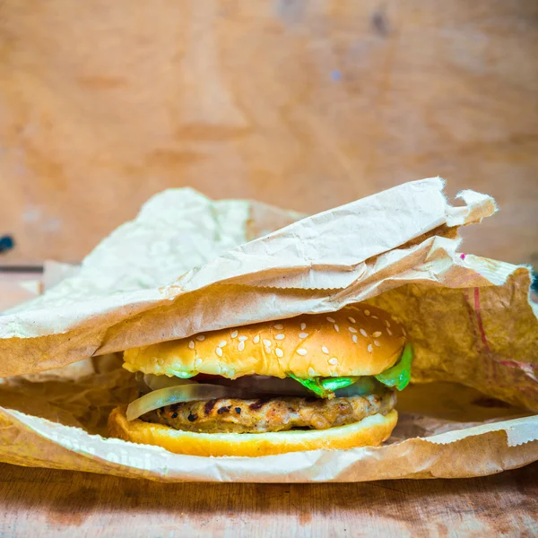 Гамбургеры на деревянной доске — стоковое фото