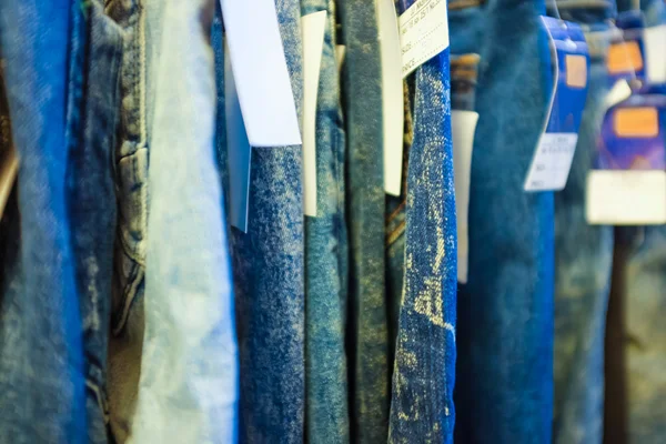 Primo piano di jeans azzurri in un negozio — Foto Stock
