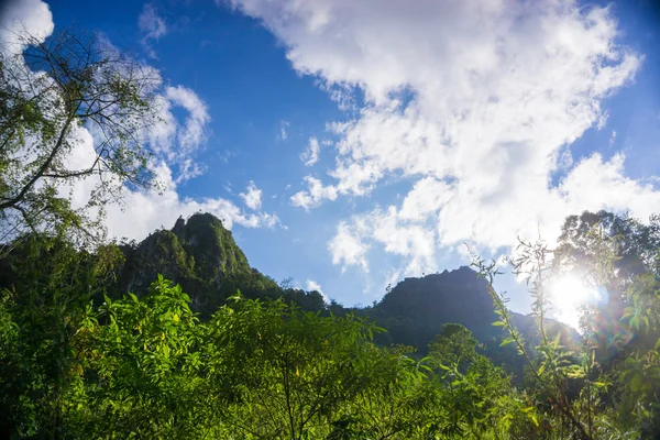 Paesaggio montano calcareo a Doi Luang Chiang Dao — Foto Stock