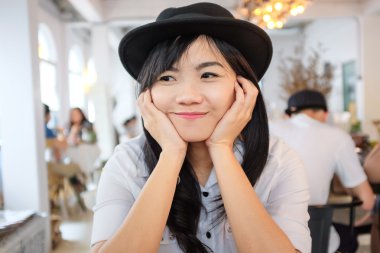 Kafede mutlu görünüyordu gülümseyen güzel Asyalı kadın