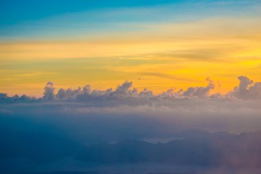 Sabah gökyüzü arka plan üzerinde gündoğumu sis ile. 