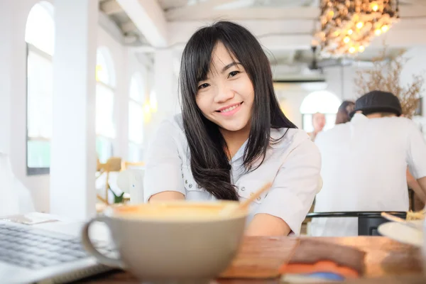 Piękna Kobieta Azjatyckiej Uśmiechający Się Wyglądający Zadowolony Kawiarni — Zdjęcie stockowe