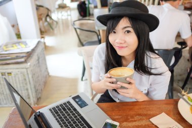 Güzel hipster Asyalı kadın dizüstü kafede, işkadını, Coffee Shop kullanma