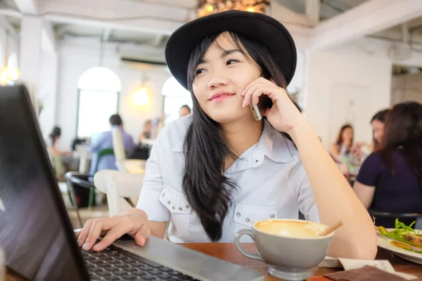 Beautiful Hipster Asian Woman Using Laptop Cafe Businesswoman Coffee Shop — Stock Photo, Image