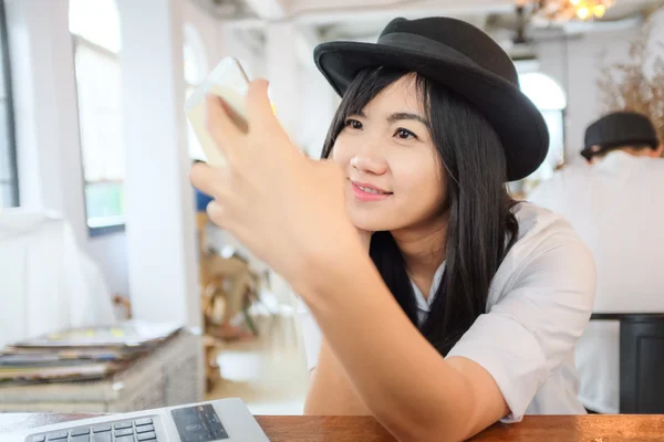 Young Asian Woman Sitting Cafe Drinking Coffee Taking Selfportrait Beautiful — Stock Photo, Image