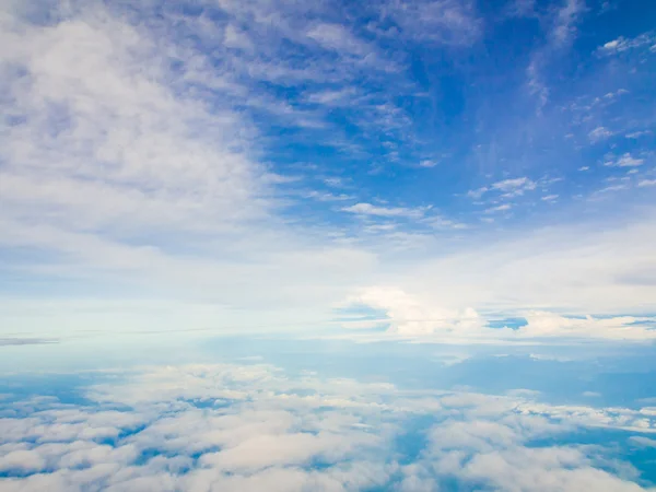 Nubes blancas esponjosas — Foto de Stock