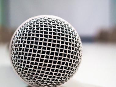 Toplantı odasında, Modern iş kavramı beyaz masa üzerinde mikrofon