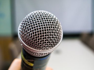 Mikrofon beyaz odaya kapat