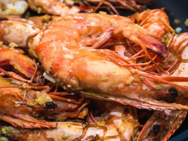 Kaplan karides, tereyağı ve biber ile ızgara karides ızgara