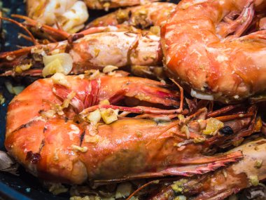 Kaplan karides, tereyağı ve biber ile ızgara karides ızgara