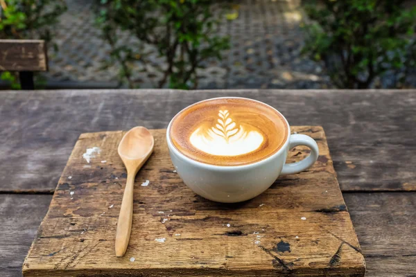 Café Latte art sur vieux bois grunge — Photo
