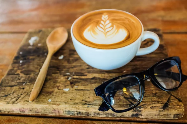 Vasos con taza de café latte hermoso —  Fotos de Stock