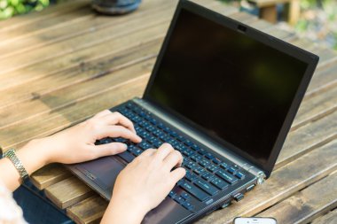 Dizüstü yakın, iş kadını elleri üzerinde çalışıyor