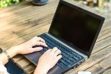 Dizüstü yakın, iş kadını elleri üzerinde çalışıyor