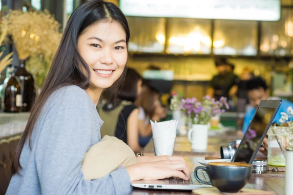Χαμογελαστά Ασιάτισσες Εργασίας Για Laptop Στο Café Φλιτζάνι Καφέ — Φωτογραφία Αρχείου