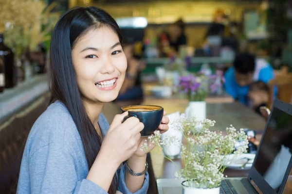 Mujer Bebiendo Café Con Leche Usando Ordenador Portátil Cafetería Trabajando —  Fotos de Stock