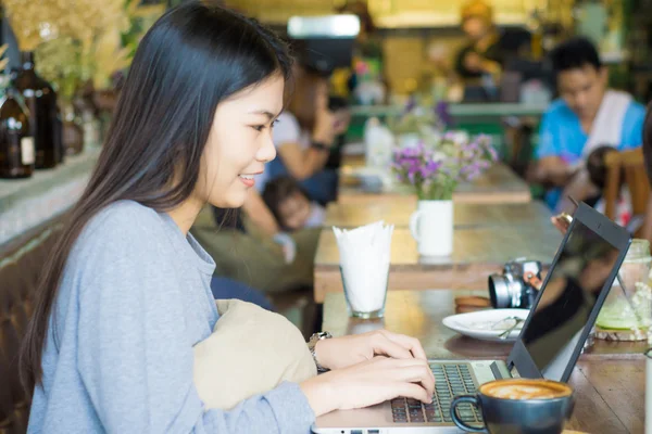 Asian Woman Using Laptop Latte Art Coffee Coffee Shop — Stock Photo, Image