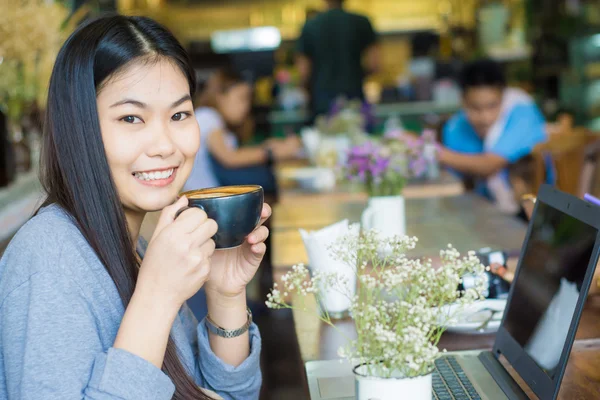 Uśmiechający Się Azjatyckich Kobiet Pracy Laptopie Kawiarni Coffee Cup — Zdjęcie stockowe