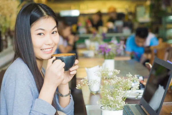 Mujer Bebiendo Café Con Leche Usando Ordenador Portátil Cafetería Trabajando — Foto de Stock