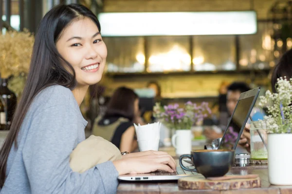 Mujer Asiática Usando Portátil Con Café Arte Latte Cafetería — Foto de Stock