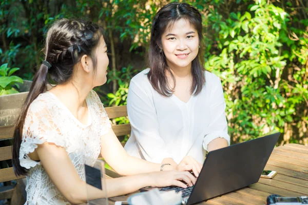 Asiático Businees Mulheres Aproveitando Com Seu Amigo Laptop Café — Fotografia de Stock