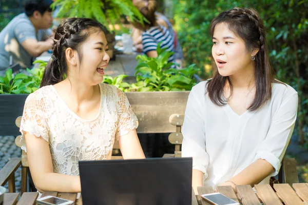 Dois asiáticos jovens amigos do sexo feminino usar internet juntos — Fotografia de Stock