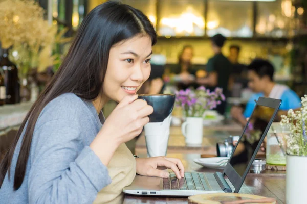 Asian Woman Using Laptop Latte Art Coffee Coffee Shop — Stock Photo, Image