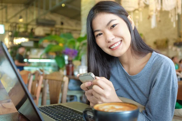 Mujer Sonriente Negocios Usar Teléfono Celular Trabajar Ordenador Portátil Cafetería — Foto de Stock