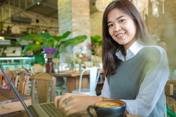 Hermosa Mujer Asiática Joven Con Café Usando Ordenador Portátil Cafetería — Foto de Stock