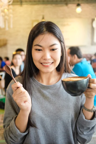 美丽可爱的亚洲女孩在艺术咖啡馆与微笑 妇女咖啡店的咖啡 — 图库照片