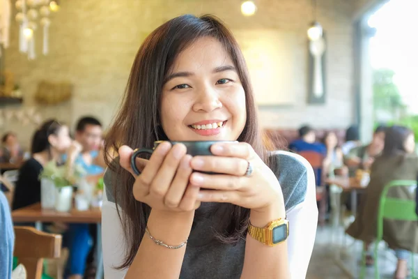 美しい笑顔 女性コーヒー ショップのコーヒー アート カフェかわいいアジアの女の子 — ストック写真
