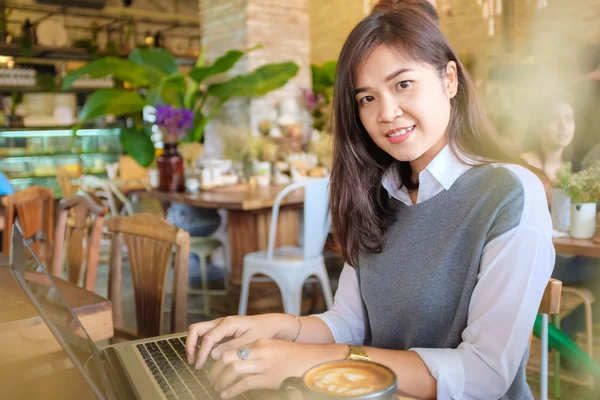 Mujer Sonriente Negocios Usar Teléfono Celular Trabajar Ordenador Portátil Cafetería — Foto de Stock
