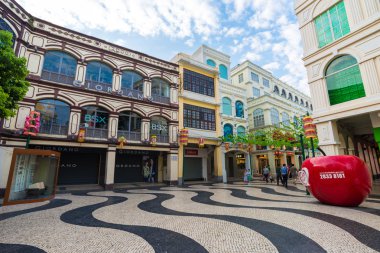 Ünlü Hatıra Macau sokak üzerinde ziyaretçi