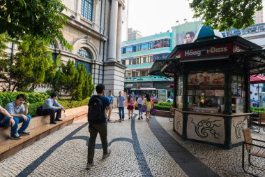 Ünlü Hatıra Macau sokak üzerinde ziyaretçi