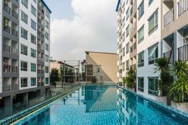 Yüzme Havuzu condominium güneşli, yaşam kavramı