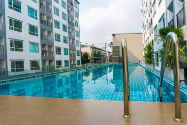 Yüksek doğmak kınamak binalar arasında Yüzme Havuzu