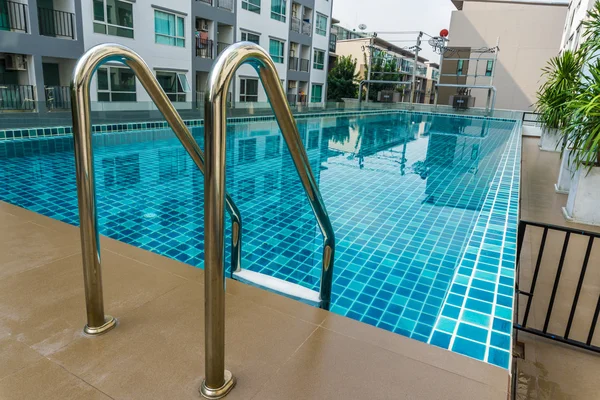 Piscina entre edificios de apartamentos de gran altura — Foto de Stock