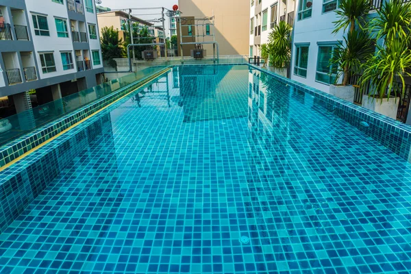 Svømmebasseng i høye leilighetsbygg – stockfoto