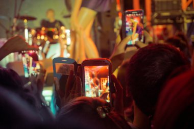 Sonlandırdıkları smartphone resim çekmek bir konserde, taç insanların zevk
