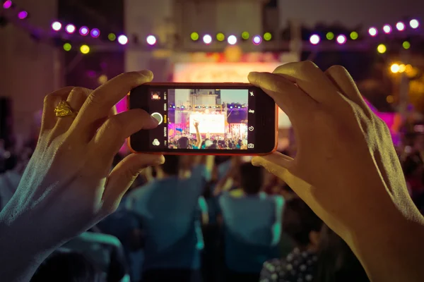 Människor Använder Smartphone Bild Konsert Kronan Människor Njuta — Stockfoto