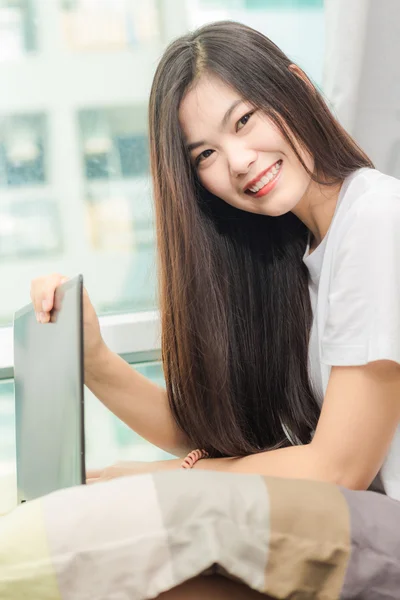 노트북에 인터넷을 검색 하는 아시아 여자를 웃 고 행복 한 — 스톡 사진