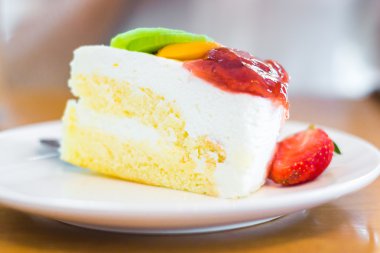 Cafe 'de çilekli kek ve lamon.