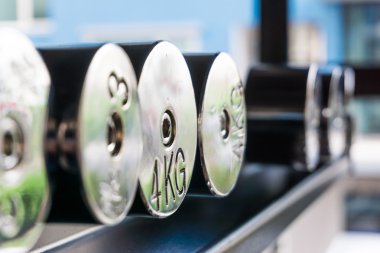 Fitness salonunda dizilmiş dilsiz çanları